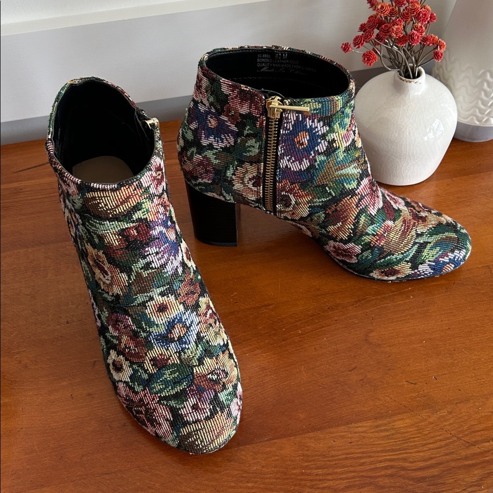 Bella Vita floral fabric ankle booties Block heel BoHo spring flowered boots EUC